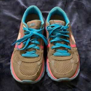 ✌🏼3/$12. Skechers Go Run sneakers